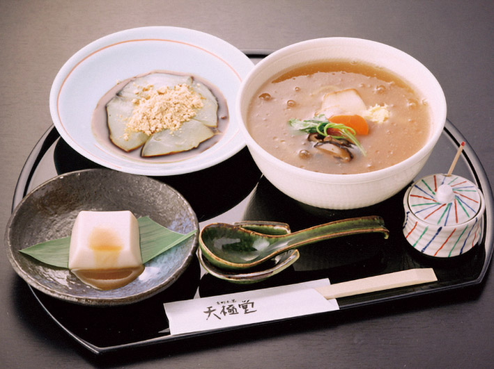 0517額田王_飛鳥彩瑠璃の丘 天極堂テラス（昼食）